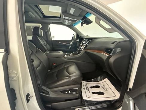 Used 2017 Cadillac Escalade ESV Luxury AWD/4WD image 35