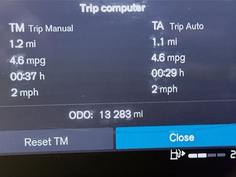 Used 2025 Volvo XC40 B5 Plus image 19