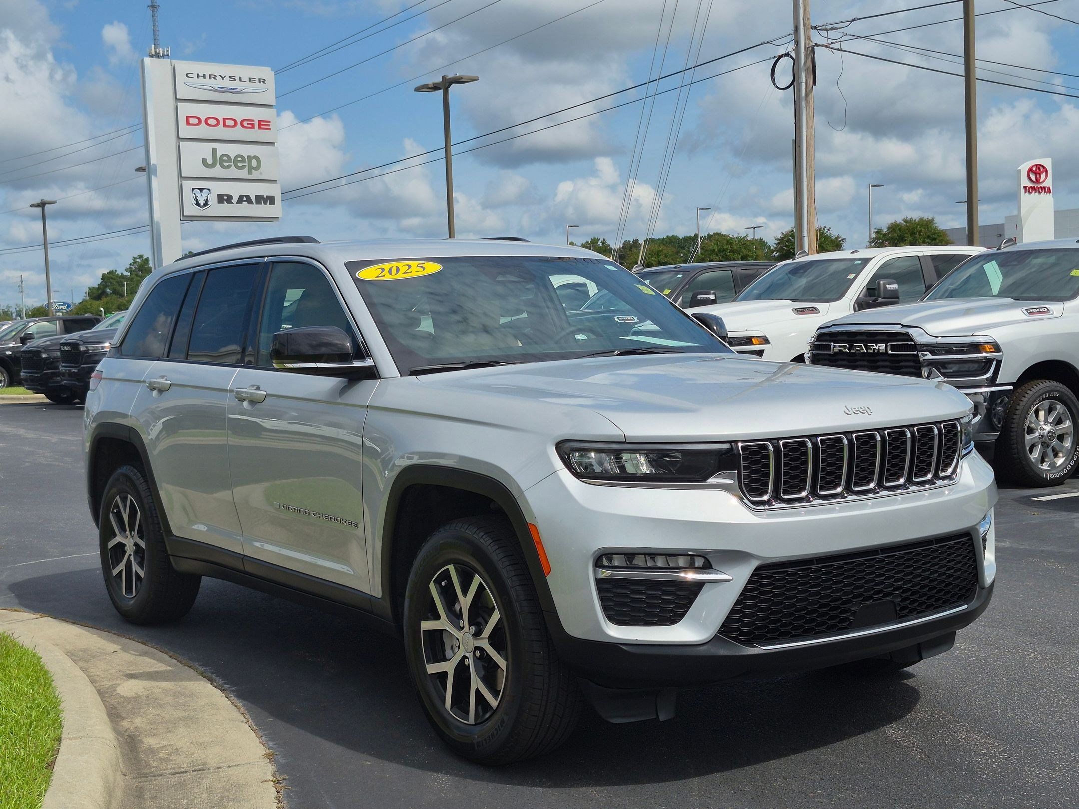 Used 2025 Jeep Grand Cherokee Limited w/ Trailer Tow Package AWD/4WD image 3