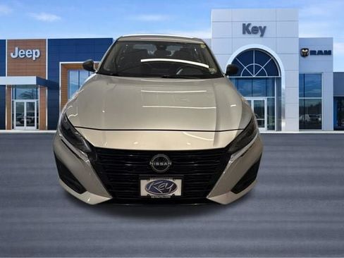 Used 2024 Nissan Altima 2.5 SV FWD image 11