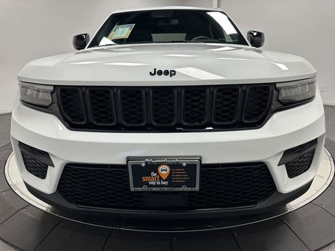 Used 2023 Jeep Grand Cherokee Altitude AWD/4WD image 5