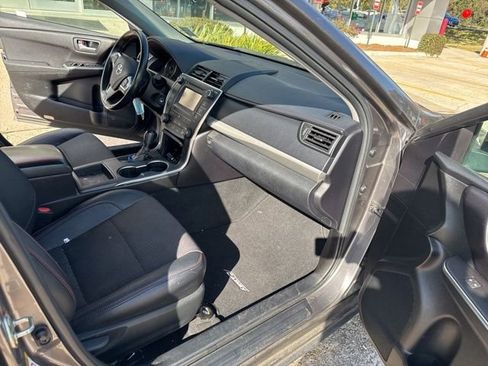 Used 2017 Toyota Camry SE image 25