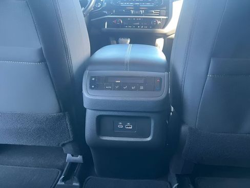 Used 2025 Nissan Pathfinder SV image 23