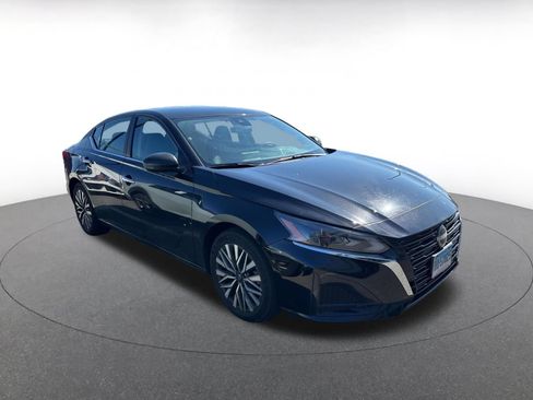 Used 2025 Nissan Altima 2.5 SV FWD image 3