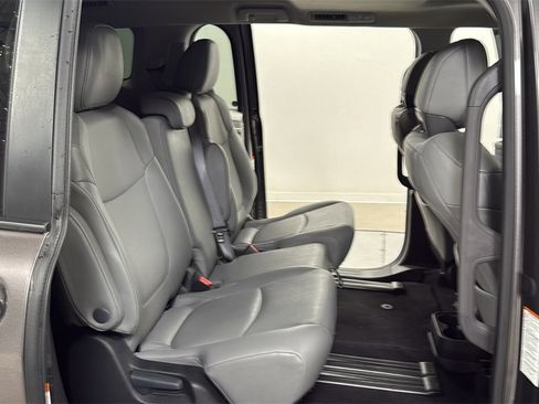 Used 2023 Toyota Sienna XLE image 18