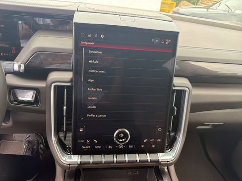 Used 2025 GMC Yukon Elevation RWD image 43