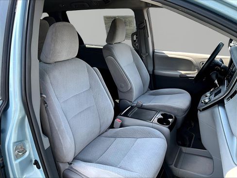 Used 2015 Toyota Sienna LE FWD image 29