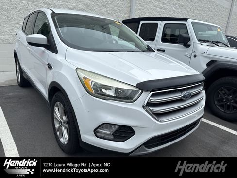 Used 2017 Ford Escape SE FWD image 1