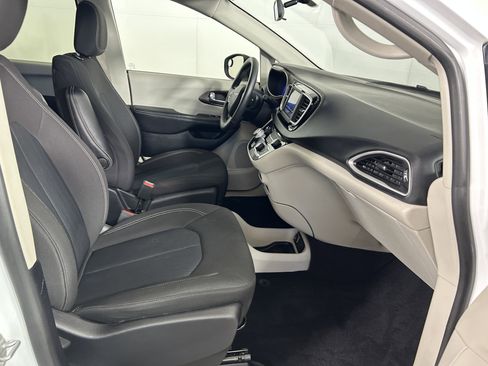 Used 2021 Chrysler Voyager L FWD image 26