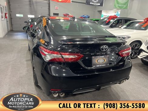 Used 2018 Toyota Camry XLE FWD image 5