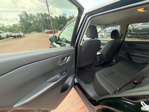 Used 2024 Nissan Rogue S FWD image 11
