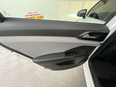 Used 2022 Volkswagen Taos SE w/ Driver Assistance Package FWD image 24