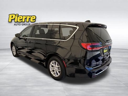 Used 2025 Chrysler Pacifica Select FWD image 2