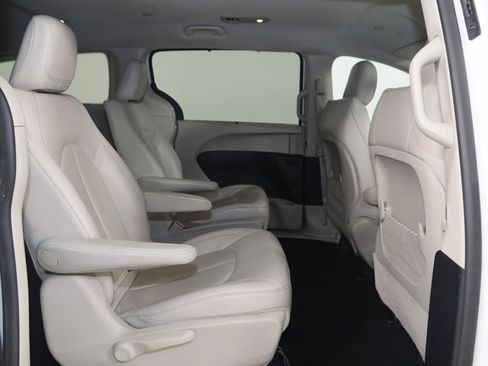 Used 2018 Chrysler Pacifica Touring-L FWD image 12