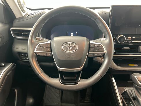 Used 2023 Toyota Highlander Platinum FWD image 13