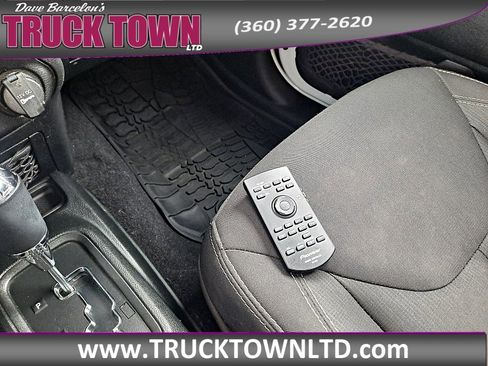 Used 2017 Jeep Wrangler Unlimited Sahara w/ Connectivity Group image 18