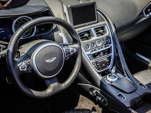 Used 2022 Aston Martin DB11 Coupe RWD image 22