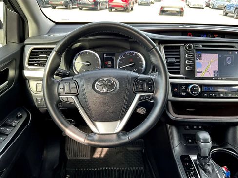 Used 2019 Toyota Highlander XLE image 18