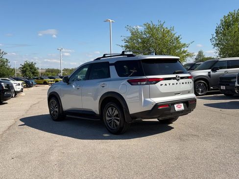 Used 2022 Nissan Pathfinder SV w/ SV Black Package image 6