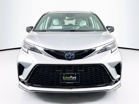 Used 2021 Toyota Sienna XSE image 2