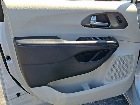 Used 2024 Chrysler Pacifica Touring-L FWD image 15