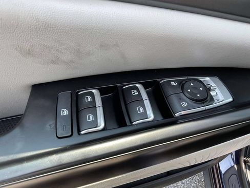 Used 2023 Kia Carnival LX FWD image 15