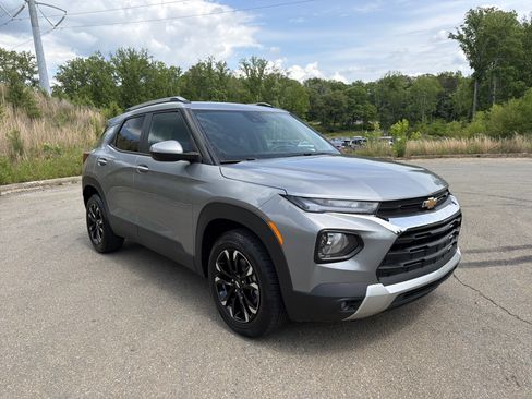 Used 2023 Chevrolet TrailBlazer LT FWD image 3