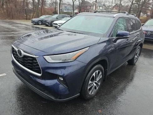 Used 2022 Toyota Highlander XLE image 1