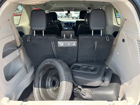 Used 2018 Chrysler Pacifica Touring-L FWD image 17
