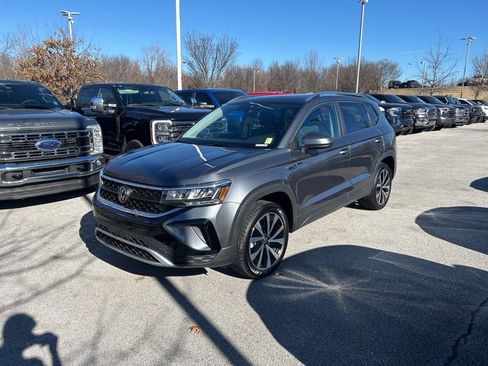 Used 2023 Volkswagen Taos SE w/ Panoramic Sunroof Package image 3