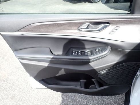 Used 2023 Jeep Grand Cherokee L Limited w/ Black Appearance Package image 18