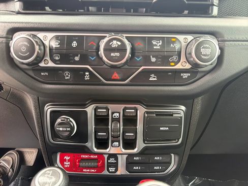 Used 2024 Jeep Gladiator Rubicon w/ Convenience Group AWD/4WD image 26
