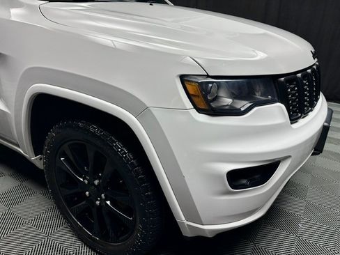 Used 2017 Jeep Grand Cherokee Altitude AWD/4WD image 11