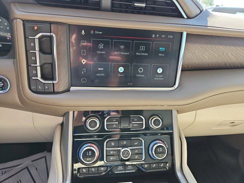 Used 2023 GMC Yukon Denali w/ Advanced Technology Package image 11