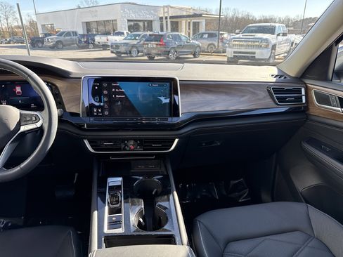 Used 2024 Volkswagen Atlas SE image 30