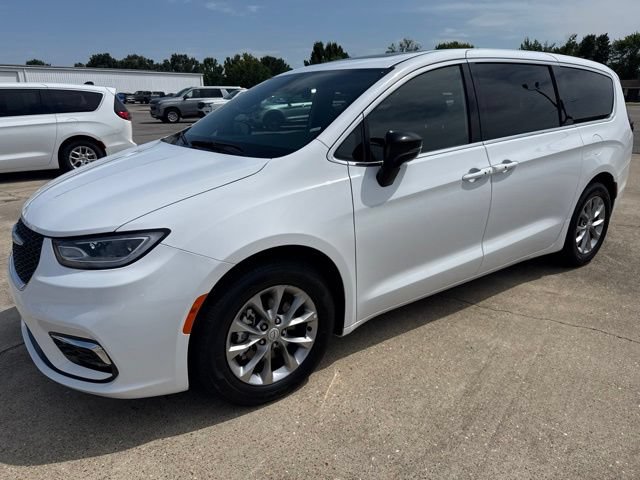 Used 2026 Chrysler Pacifica Limited FWD image 2