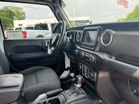 Used 2018 Jeep Wrangler Unlimited Sahara w/ Dual Top Group AWD/4WD image 27