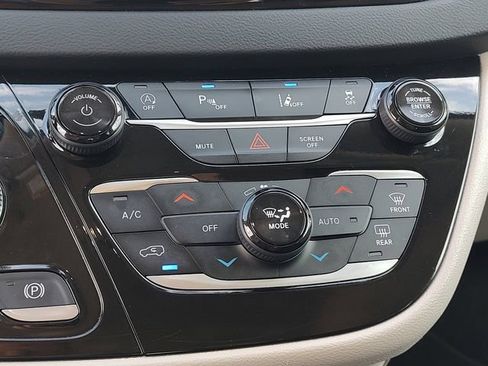 Certified 2024 Chrysler Pacifica Touring-L image 16