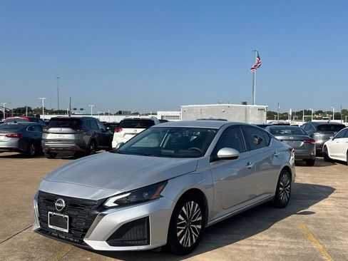Certified 2023 Nissan Altima 2.5 SV FWD image 8