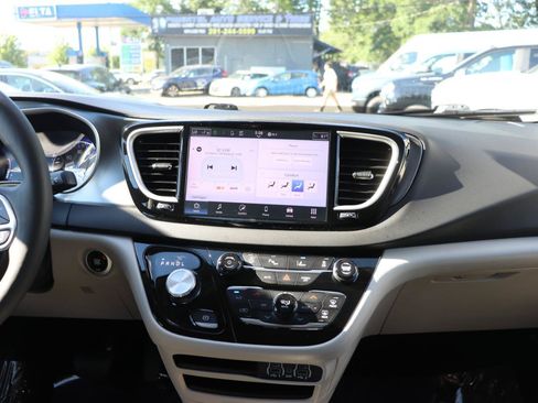 Used 2024 Chrysler Pacifica Touring-L FWD image 21