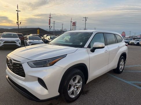 Certified 2023 Toyota Highlander L image 7