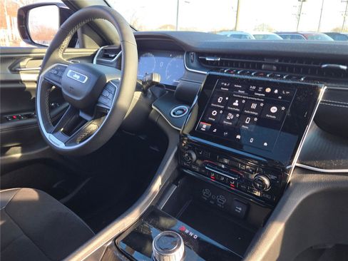 Certified 2024 Jeep Grand Cherokee Altitude image 9