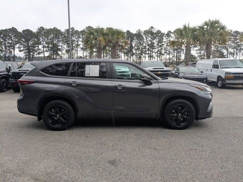 Used 2023 Toyota Highlander LE image 3
