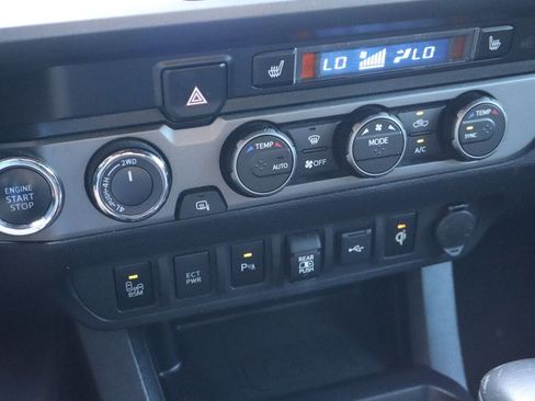 Used 2020 Toyota Tacoma TRD Sport w/ TRD Premium Sport Package AWD/4WD image 23