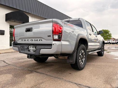 Used 2018 Toyota Tacoma TRD Off-Road w/ Technology Package AWD/4WD image 6