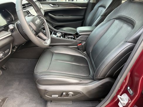 Used 2023 Jeep Grand Cherokee Limited w/ Black Appearance Package RWD image 11