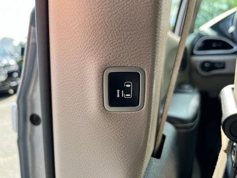 Used 2023 Chrysler Pacifica Touring-L FWD image 23