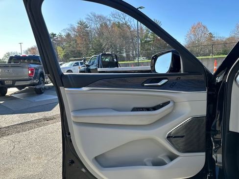 Used 2022 Jeep Grand Cherokee Overland AWD/4WD image 28