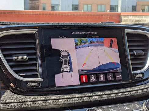 Used 2022 Chrysler Pacifica Limited w/ Uconnect Theater Family Group FWD image 17