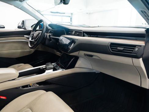Used 2019 Audi e-tron Prestige w/ Prestige Package image 9